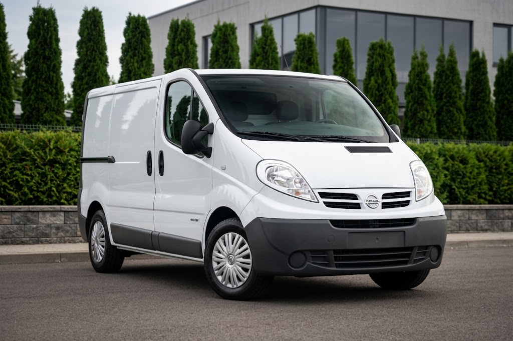 Fourgon utilitaire blanc Nissan proposé par Swivan, vu de trois quarts avant